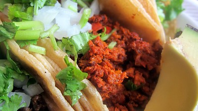 Taco de chorizo con cilantro