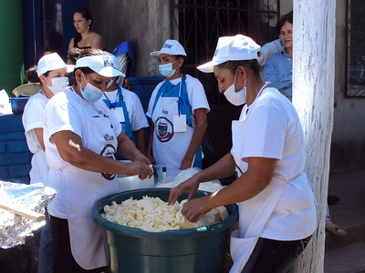 Women preparing quesillo